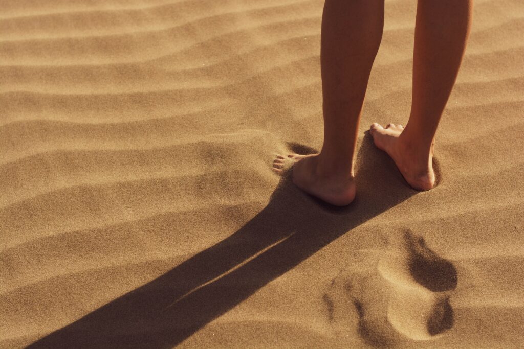 pieds-sable. Copyright pexels-luis-ruiz